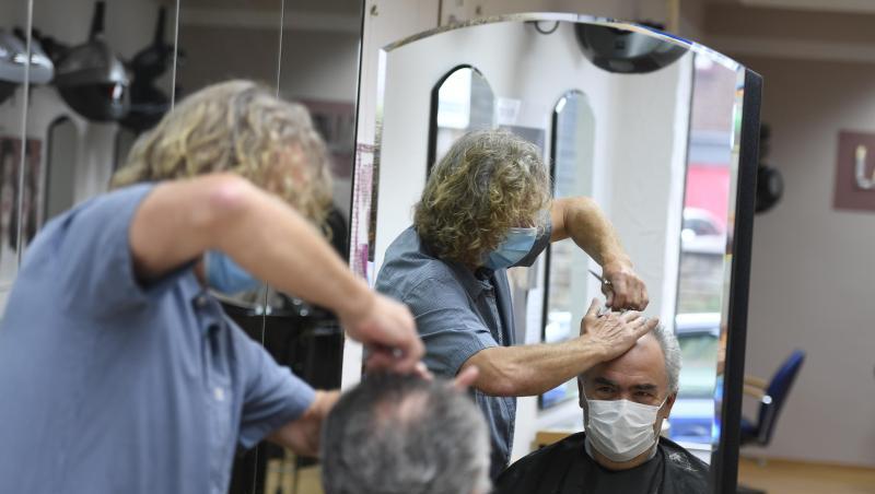 Nach langer Schließung ist die Auslastung in den Friseur-Salons hoch. Nach langer Schließung ist die Auslastung in den Friseur-Salons hoch.