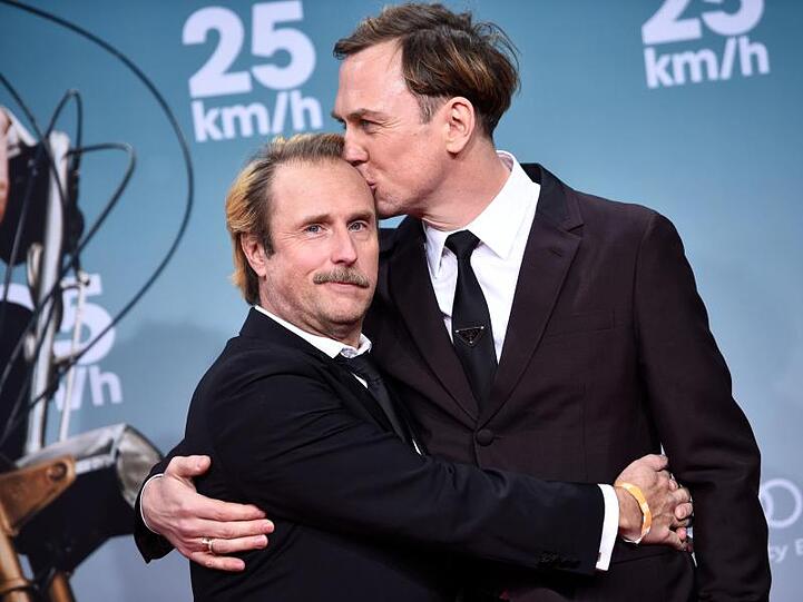 Bjarne Mädel (l) und Lars Eidinger bei der Premiere von "25Km/h" in Berlin.