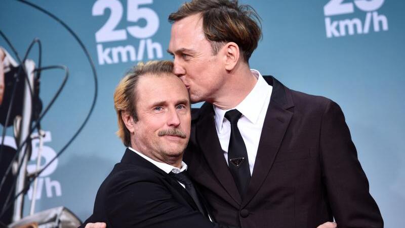 Bjarne Mädel (l) und Lars Eidinger bei der Premiere von "25Km/h" in Berlin. Bjarne Mädel (l) und Lars Eidinger bei der Premiere von "25Km/h" in Berlin.