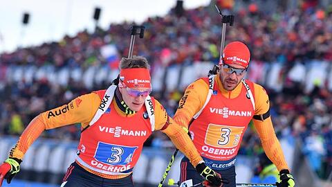 Benedikt Doll (l) und Arnd Peiffer wollen beim Massenstart in Oberhof aufs Podest.