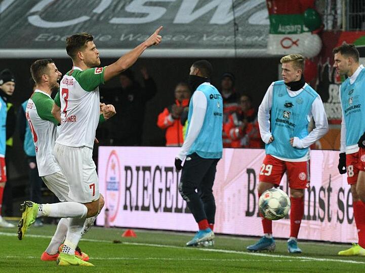 Augsburgs Daniel Baier (l) und Florian Niederlechner jubeln nach dem Tor zum 2:1.