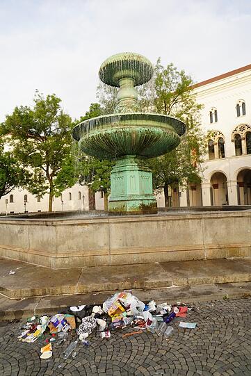 Der Müllhaufen am Uni-Brunnen.