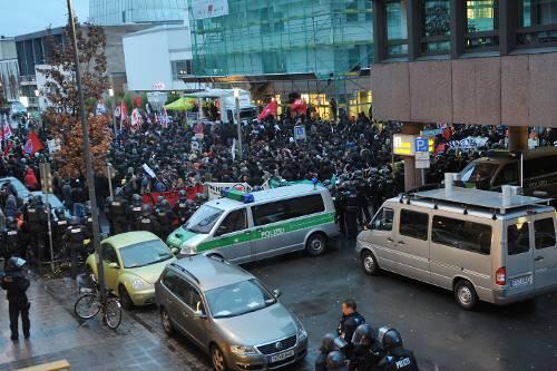 1500 Menschen protestierten am Samstag gegen den Naziladen.