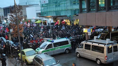 1500 Menschen protestierten am Samstag gegen den Naziladen. 1500 Menschen protestierten am Samstag gegen den Naziladen.