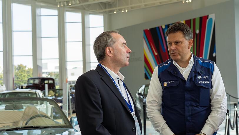 Robert Engelhorn, BMW-Werkleiter von Spartanburg, empfängt den bayerischen Wirtschaftsminister Hubert Aiwanger (Freie Wähler). Engelhorn lobt die "Ärmel hochkrempeln"-Mentalität der Menschen vor Ort.