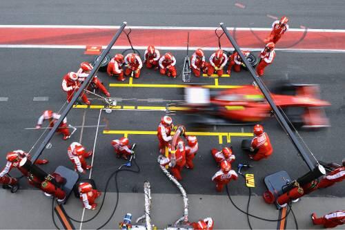 Der Aufwand, den etwa der Formel-1-Rennstall von Ferrari in der Formel 1 betreibt, ist beträchtlich. Jetzt wollen die Roten ihr (langsames) Auto nachbessern. Und das kostet.