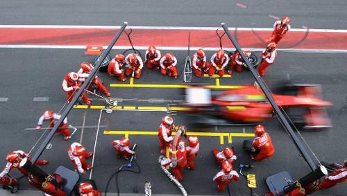 Der Aufwand, den etwa der Formel-1-Rennstall von Ferrari in der Formel 1 betreibt, ist beträchtlich. Jetzt wollen die Roten ihr (langsames) Auto nachbessern. Und das kostet.