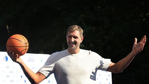 Dirk Nowitzki spielte mit den Kindern Basketball.