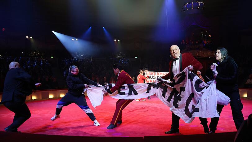 Mitten in der Vorstellung: Aktivisten unterbrechen das Winterprogramm im Circus Krone.