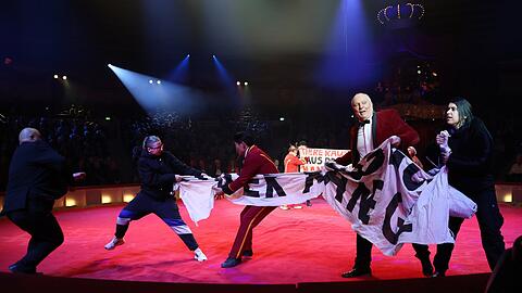 Mitten in der Vorstellung: Aktivisten unterbrechen das Winterprogramm im Circus Krone.