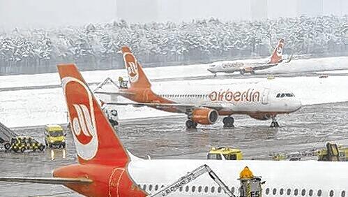 Das Enteisen der Maschinen dauert bis zu 40 Minuten. Am Nürnberger Airport drangen jetzt beim Start durch die Klimaanlage Rückstände des Mittels in die Kabine. Das Enteisen der Maschinen dauert bis zu 40 Minuten. Am Nürnberger Airport drangen jetzt beim Start durch die Klimaanlage Rückstände des Mittels in die Kabine.