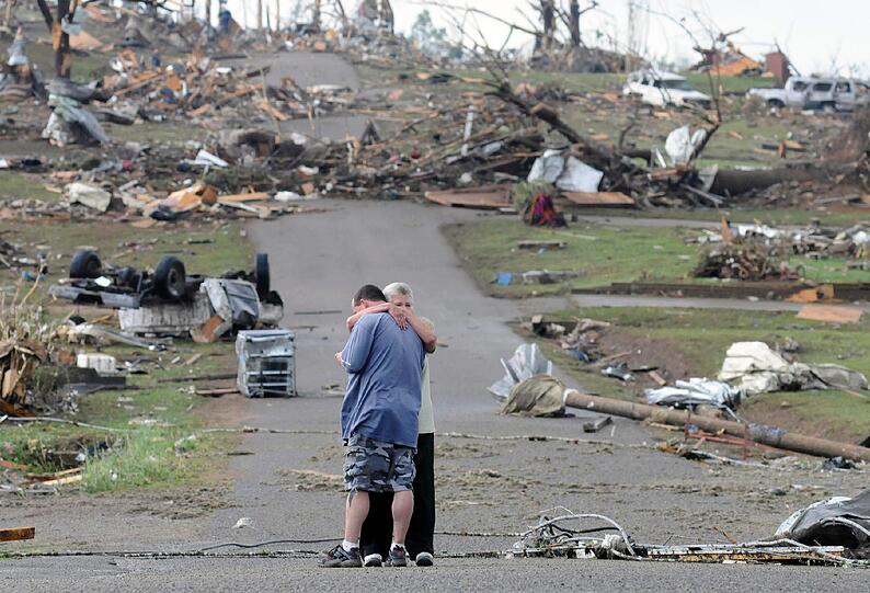 Schwere Wirbelstürme haben in den USA Häuser verwüstet und Bäume entwurzelt. Tausende Menschen verloren ihre Wohnungen, viele Menschen werden noch vermisst.