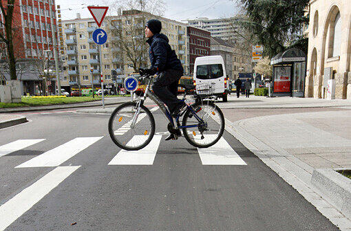 10. Beim Überqueren eines Zebrastreifens haben Radfahrer dieselben Rechte wie Fußgänger.
Falsch &ndash; außer das Rad wird über den Zebrastreifen geschoben. Ansonsten muss der Radler den Autos die Vorfahrt lassen. Befolgt er diese Regel nicht und wird von einem Auto erfasst, trägt er unter Umständen sogar eine Mitschuld am Unfall.