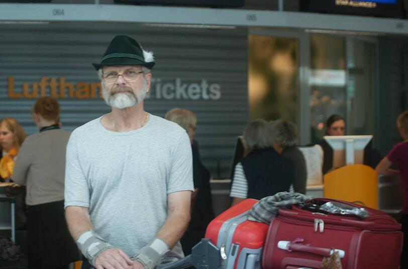 Samuel Bouland, 63, Rentner: "Es ist frustrierend. Mein Flug in die USA ist gestrichen, 45 Minuten hat es gedauert, bis ich einen anderen bekommen habe. Jetzt muss ich einmal umsteigen. Für andere kein Problem. Aber ich bin gehandicapt, habe ein künstliches Kniegelenk und Probleme mit beiden Armen. Der längere Flug ist eine Herausforderung für mich."