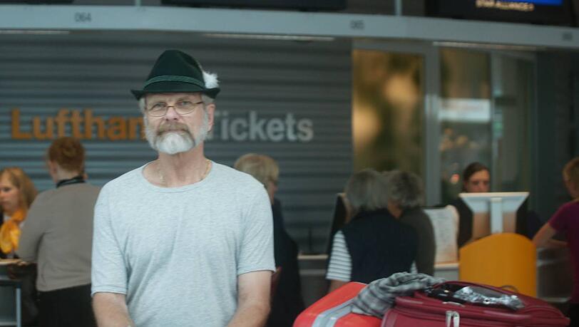 Samuel Bouland, 63, Rentner: "Es ist frustrierend. Mein Flug in die USA ist gestrichen, 45 Minuten hat es gedauert, bis ich einen anderen bekommen habe. Jetzt muss ich einmal umsteigen. Für andere kein Problem. Aber ich bin gehandicapt, habe ein künstliches Kniegelenk und Probleme mit beiden Armen. Der längere Flug ist eine Herausforderung für mich." Samuel Bouland, 63, Rentner: "Es ist frustrierend. Mein Flug in die USA ist gestrichen, 45 Minuten hat es gedauert, bis ich einen anderen bekommen habe. Jetzt muss ich einmal umsteigen. Für andere kein Problem. Aber ich bin gehandicapt, habe ein künstliches Kniegelenk und Probleme mit beiden Armen. Der längere Flug ist eine Herausforderung für mich."