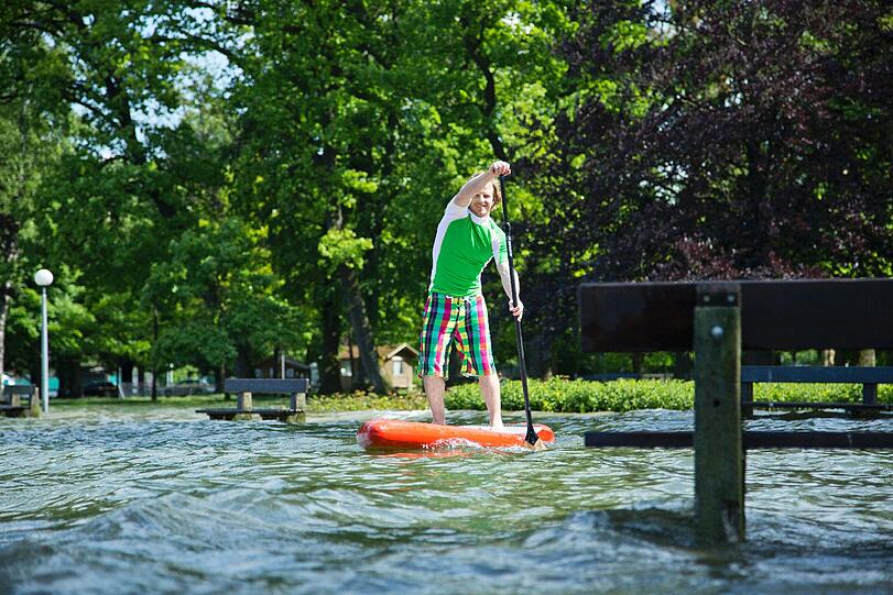 Fanatic-Teamfahrer Fabian Weber erkundet das Hochwasser in Diessen am Ammersee per Stand Up Paddeling
