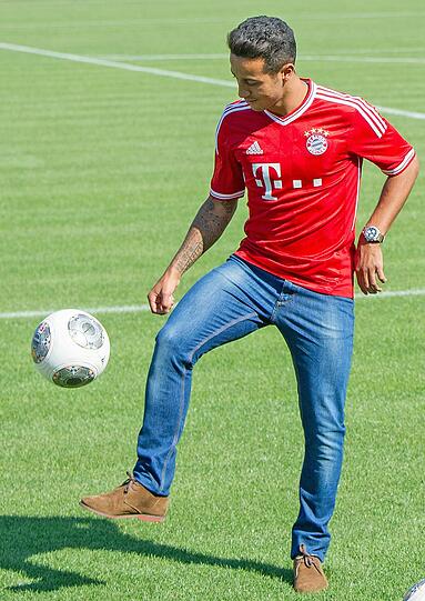 Der FC-Bayern-Neuzugang ist da: Thiago Alcántara bei seiner offiziellen Vorstellung am Dienstagnachmittag.