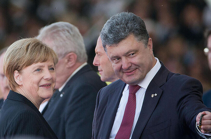 Der ukrainische Präsident (hier mit Bundeskanzlerin Angela Merkel) möchte die Truppen im Krisengebiet der Ostukraine verstärken.