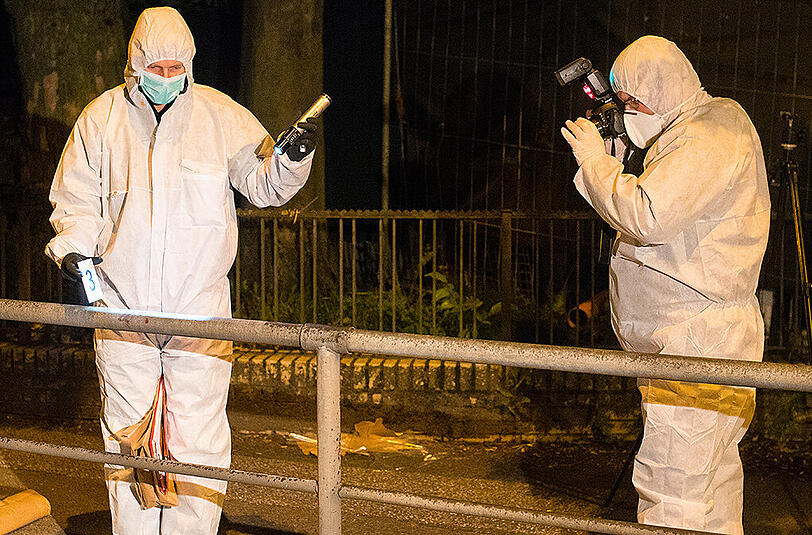 Spurensicherung am Tatort: Ein Hamburger Hausbesitzer hat in der Nacht auf Mittwoch einen Einbrecher erschossen.