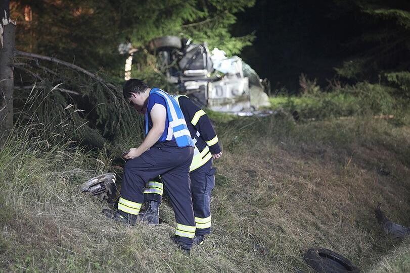 Durch die Wucht des Aufpralls wurde der Mercedes regelrecht zerfetzt. Der Fahrer starb in den Trümmern.