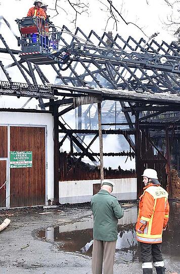 Bilder vom Bauernhof-Brand in Neufahrn bei Freising. Der Landwirt erlitt einen Herzinfarkt, als er den Brand bemerkte.