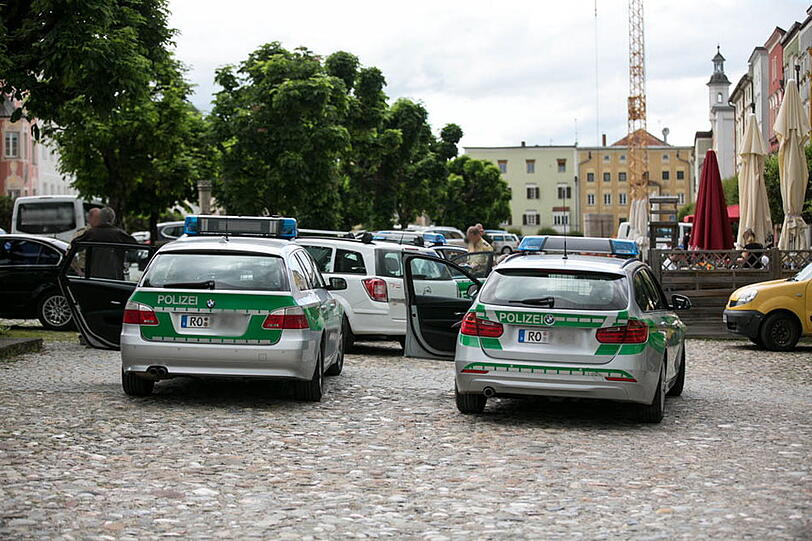 Eine halbe Stunde jagte die Polizei dem Einbrecher im Landkreis Traunstein hinterher. Erst in Tittmoning wurde er gestoppt. Die Bilder.
