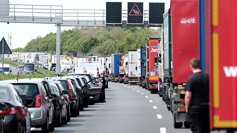 So sollte eine Rettungsgasse nach einem Unfall aussehen. (Archivbild)