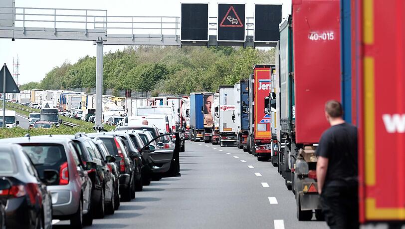 So sollte eine Rettungsgasse nach einem Unfall aussehen. (Archivbild) So sollte eine Rettungsgasse nach einem Unfall aussehen. (Archivbild)
