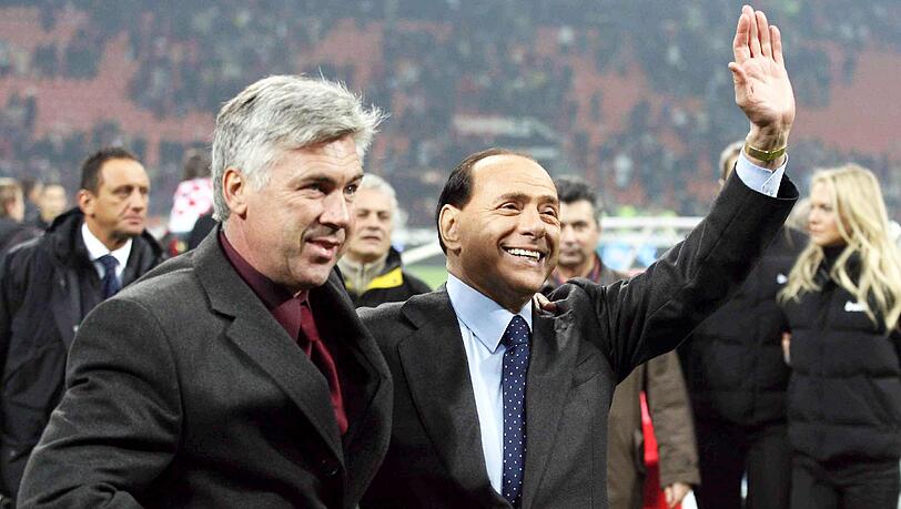 Einst gemeinsam beim AC Mailand engagiert: Carlo Ancelotti (li.) und Silvio Berlusconi im Jahr 2007. Einst gemeinsam beim AC Mailand engagiert: Carlo Ancelotti (li.) und Silvio Berlusconi im Jahr 2007.