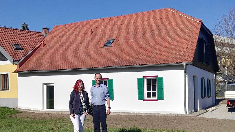 Gerold Muhri und Desiree Amschl-Strablegg vor dem "VinziDorf".