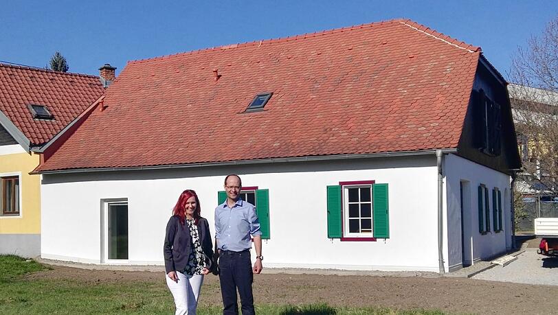 Gerold Muhri und Desiree Amschl-Strablegg vor dem "VinziDorf". Gerold Muhri und Desiree Amschl-Strablegg vor dem "VinziDorf".