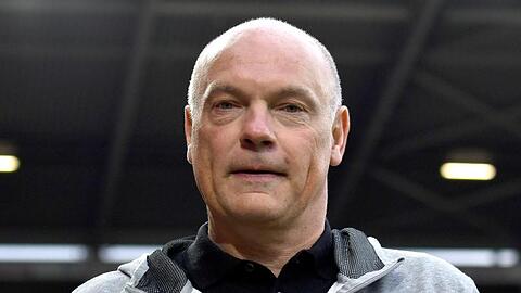 Düsseldorfs Trainer Uwe Rösler kommt vor einem Spiel ins Stadion.