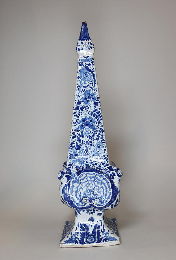 Seltener Obelisk, Nürnberg um 1730/1740, Fayence, Blumen und Ornamente in blauer Scharffeuerfarbe. (Herold Neupert, Stand 46) Seltener Obelisk, Nürnberg um 1730/1740, Fayence, Blumen und Ornamente in blauer Scharffeuerfarbe. (Herold Neupert, Stand 46)