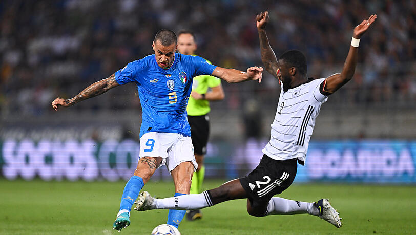 Der eingesprungene Abwehrchef: Der deutsche Innenverteidiger Antonio Rüdiger mit einer Rettungsaktion gegen Italien um Gianluca Scamacca.