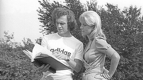 Auch schauspielern muss - sollte - gelernt sein: Fußball-Superstar Franz Beckenbauer, mit seiner Frau Brigitte, liest im Drehbuch für den Film "Libero", der 1973 in die Kinos kommt - und zum Megaflop wird.  Foto: imago