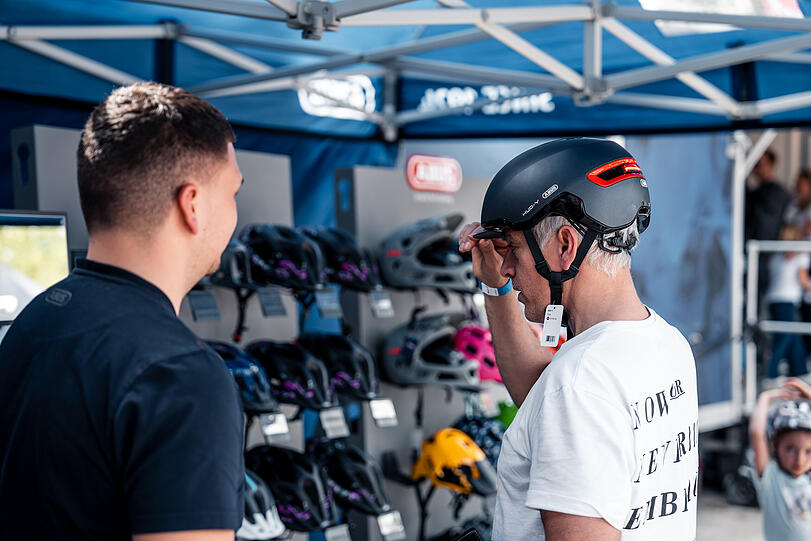 Vor Ort können auch Helme ausgeliehen werden.