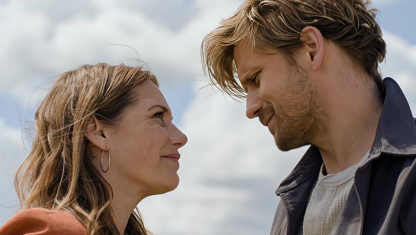 Zwischen ihnen knistert es in "Neuer Wind im Alten Land" mal wieder gewaltig: Felicitas Woll als Beke Rieper und Steve Windolf als Paul Harms.