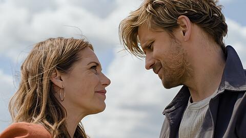 Zwischen ihnen knistert es in "Neuer Wind im Alten Land" mal wieder gewaltig: Felicitas Woll als Beke Rieper und Steve Windolf als Paul Harms.