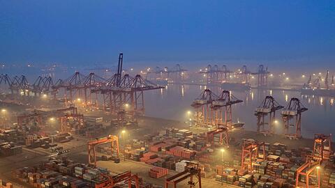 Chinas Exporte st&uuml;tzen die Wirtschaft, doch reichen nicht, um andere Schw&auml;chen auszugleichen. Peking verspricht nun weitere Hilfen f&uuml;r die Konjunktur. (Archivbild)