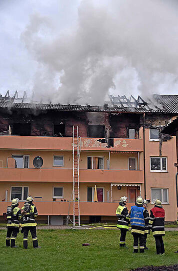 Feuer in einem Rosenheimer Mehrfamilienhaus. Die Bilder vom dramatischen Einsatz.