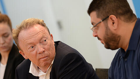 Ein Bild aus vergangenen Tagen: Peter Cassalette diskutiert mit Hasan Ismaik.