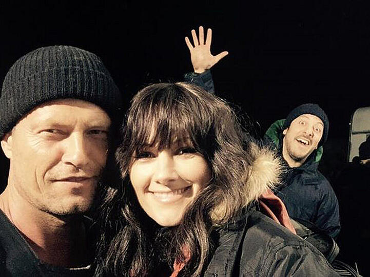 Til Schweiger und Helene Fischer - und im Hintergrund hüpft Fahri Yardim durchs Bild