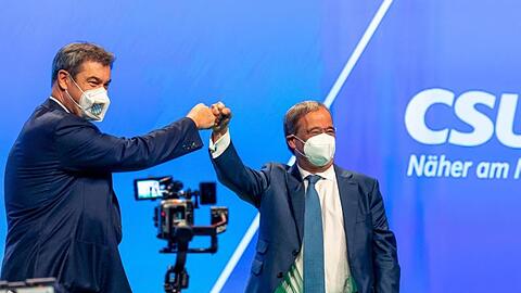 Markus Söder (l), CSU-Parteivorsitzender und Ministerpräsident von Bayern, und Armin Laschet, Unions-Kanzlerkandidat und CDU-Vorsitzender, stehen beim Parteitag der CSU gemeinsam auf der Bühne.