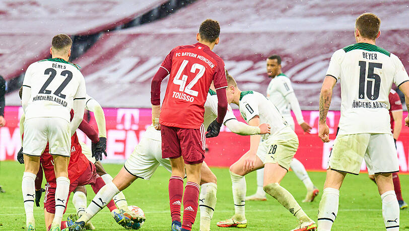 Jamal Musiala läuft im falschen Trikot auf.