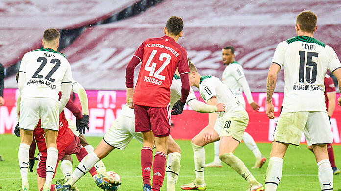 Jamal Musiala läuft im falschen Trikot auf.