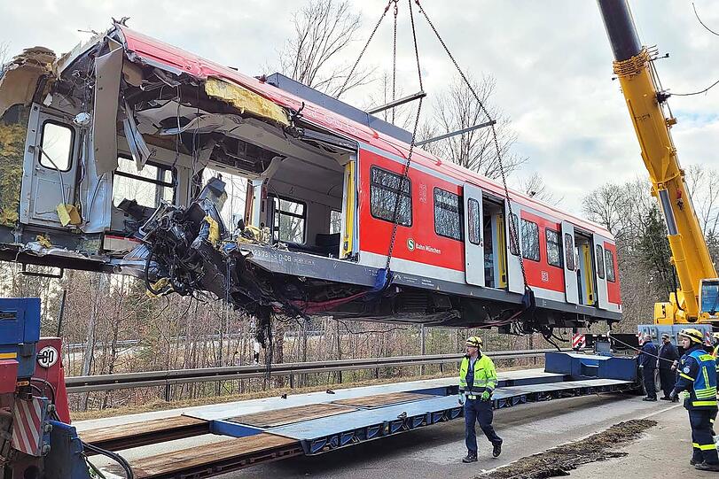 Am Samstag ist das Wrack des südlichen Triebkopfes auf einen Spezial-Tieflader verladen und über die B 11 und durch München zur Firma Schmidbauer nach Gräfelfing transportiert worden.