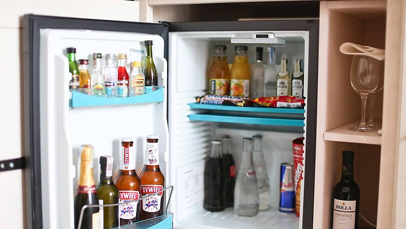 Ein ungebetener Gast hat in einem Hotel-Zimmer am Münchner Flughafen die Minibar ausgeräumt und ist danach auf dem Bett eingeschlafen. Der eigentliche Gast entdeckte den Mann später. (Symbolbild)