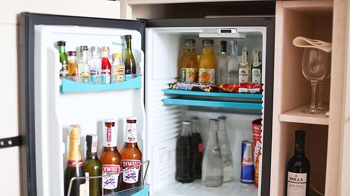 Ein ungebetener Gast hat in einem Hotel-Zimmer am Münchner Flughafen die Minibar ausgeräumt und ist danach auf dem Bett eingeschlafen. Der eigentliche Gast entdeckte den Mann später. (Symbolbild)