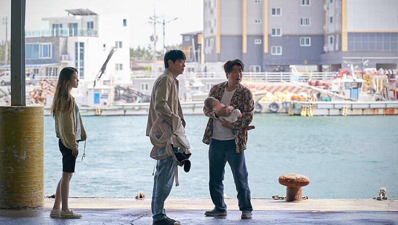 Die junge Mutter So-young (Lee Ji-eun), Dong-soo (Gang Dong-won) und Sang-hyun (Song Kang-ho mit Baby).