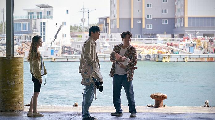 Die junge Mutter So-young (Lee Ji-eun), Dong-soo (Gang Dong-won) und Sang-hyun (Song Kang-ho mit Baby).